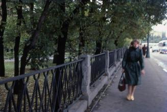 Señora en barandal de parque en Moscú