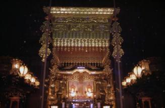 Altar oriental iluminado