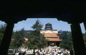 Turistas en una entrada del Palacio de Verano, Pekín