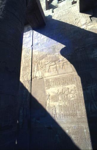 Sombras y relieves sobre ruina egipcia