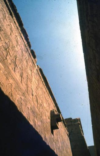 Muros de edificación egipcia VI