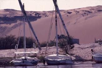 Embarcaciones por delante de dunas
