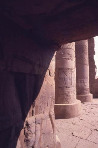 Sombra y relumbres en un templo egipcio