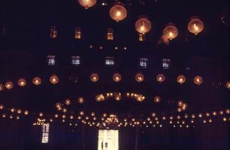 Lámpara en el interior de la Mezquita de Alabastro
