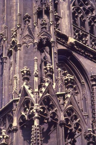 Detalles góticos de una edificación religiosa en España