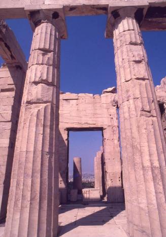 Columnas en ruinas de edificación griega