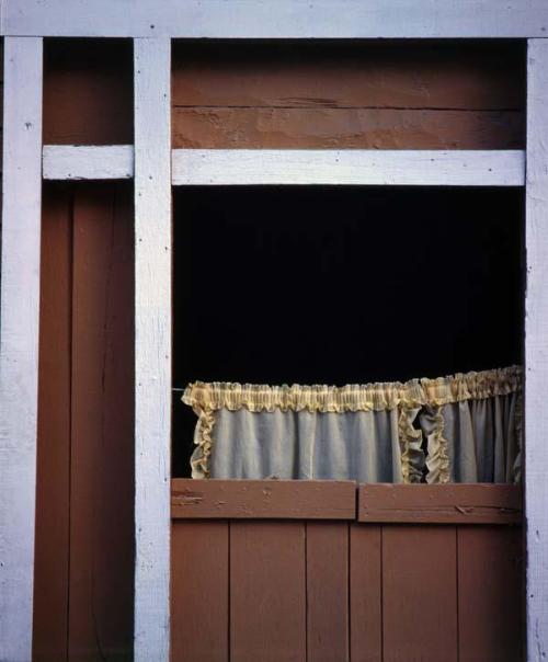 Detalle de entrada de casita en madera