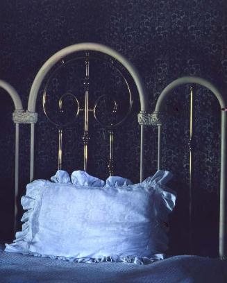 Detalle de cama antigua II