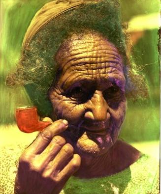 Anciana con pipa