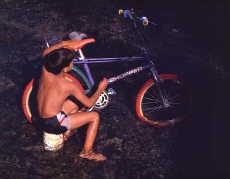 Niño lavando la bicicleta
