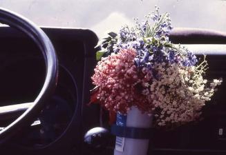 Ramillete de flores silvestres en el interior de un automóvil