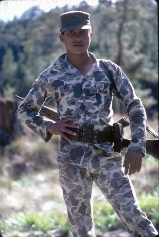 Militar con uniforme de camuflaje