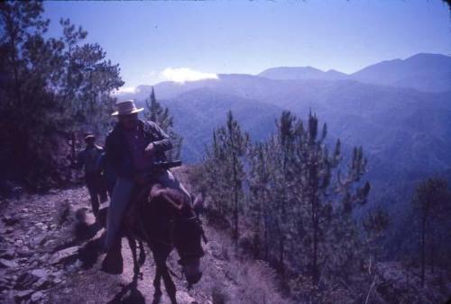 Exploradores del Pico Duarte en mulo III