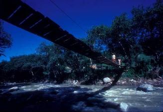 Puente colgante de madera en la Cordillera Central