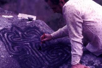 Wifredo García resaltando una pictografía taína en el valle del Tetero