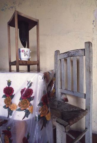 Interior de cocina con mesa y silla en Juncalito