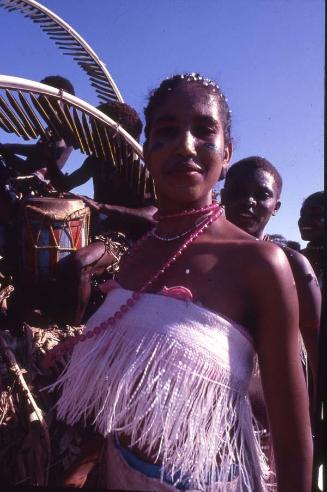 Comparsa de indios en carnaval de Santo Domingo