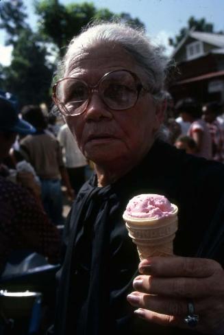 Anciana con helado en Santo Cerro, La Vega