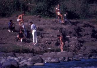 Bañistas en el río IV