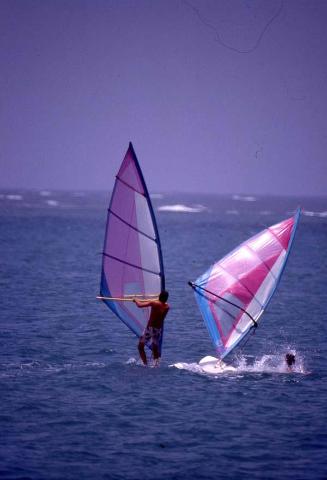 Windsurfistas en la costa norte de República Dominicana
