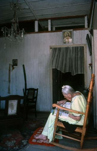 Anciana leyendo en un interior de Puerto Plata