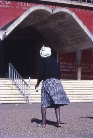 Anciana en la entrada de la basílica de Higuey