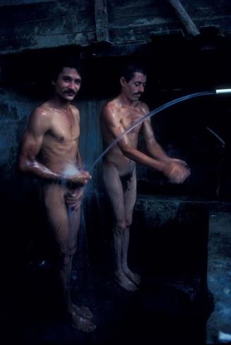 Aseo de hombres en un baño público de Villa Trina II