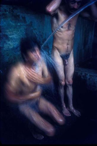 Aseo de hombres en un baño público de Villa Trina IV