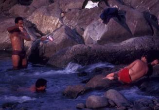 Bañistas en río del Cibao IV