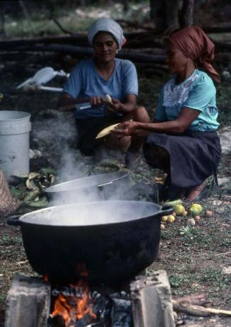 Mujeres mondando plátanos