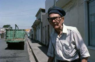 Anciano en calle de Santiago
