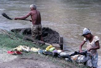Trabajadores en la orilla del río