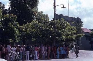 Mujeres en fila al frente de la Fortaleza San Luís