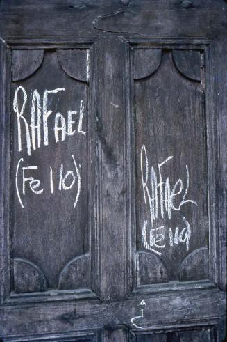 Grafismo en puerta de madera