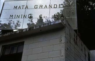Detalle de la entrada de la mina de cobre en Mata Grande