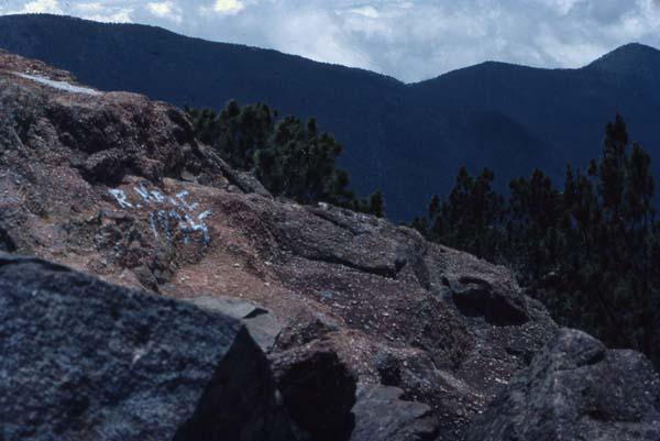 Rocas del Pico Duarte con grafismo