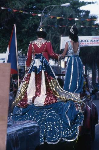 Pareja en carroza durante el desfile de carnaval en Santo Domingo