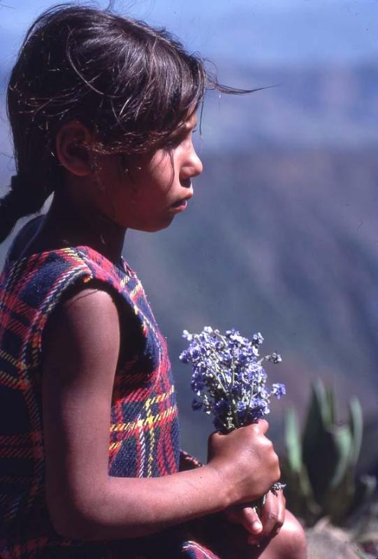 Niña con ramito de flores en Ocoa
