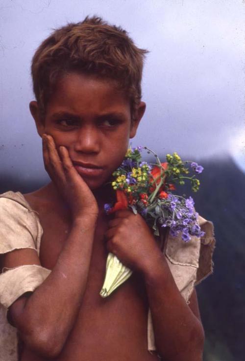 Niño con ramito de flores *