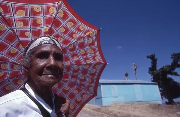 Anciana con sombrilla en Ocoa