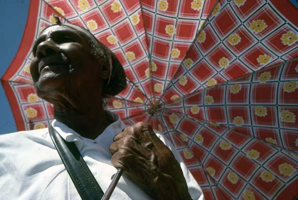 Anciana con sombrilla en Ocoa II
