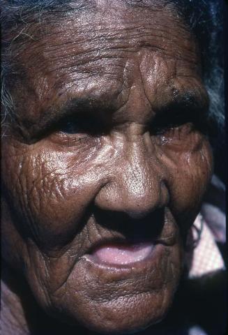 Anciana con paño VI