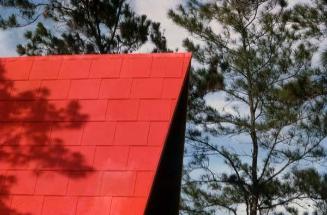 Detalle de techo rojo en cabaña de Constanza