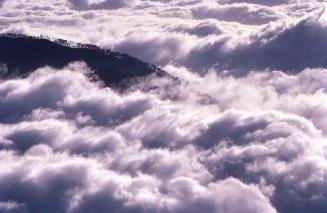 Cumbre entre nubes V