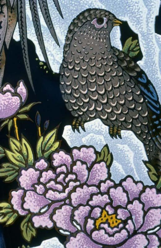 Detalle de estampado con ave y flores