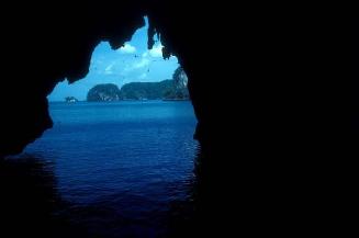 Vista de mar desde interior de cueva en Los Haitises II