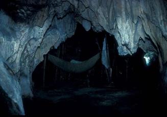 Hamaca en interior de cueva en Los Haitises