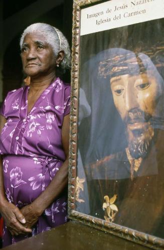 Anciana junto a imagen de Jesús Nazareno