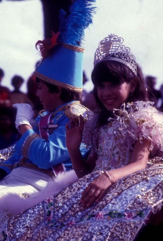 Pareja de niños en desfile de carnaval