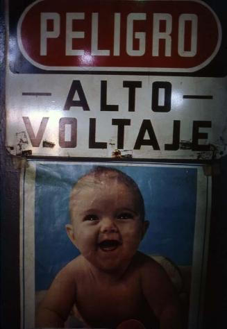 Letrero "Peligro Alto Voltaje" junto a foto de bebé en Haina
